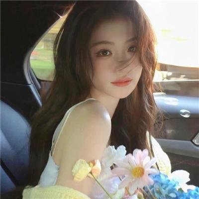 泳池里的女人